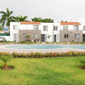Modern Pool Side 3 Bedroom House, Сasa de vacaciones